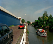 838909 Gezicht op de Zeedijk te Utrecht naar het noorden. Op de rivier de Vecht (rechts) vaart een pleziervaartuig en ...